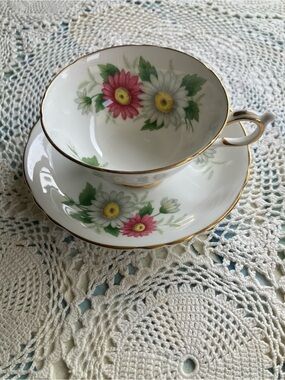 PARAGON vintage Pink & White Floral Bone China Teacup & Saucer, Daisy motif